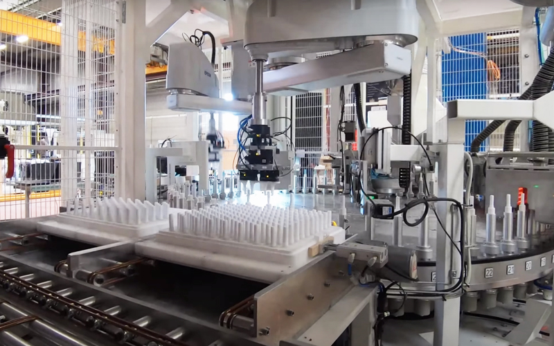 Automatic spray-glazing station for an automotive industry world leader